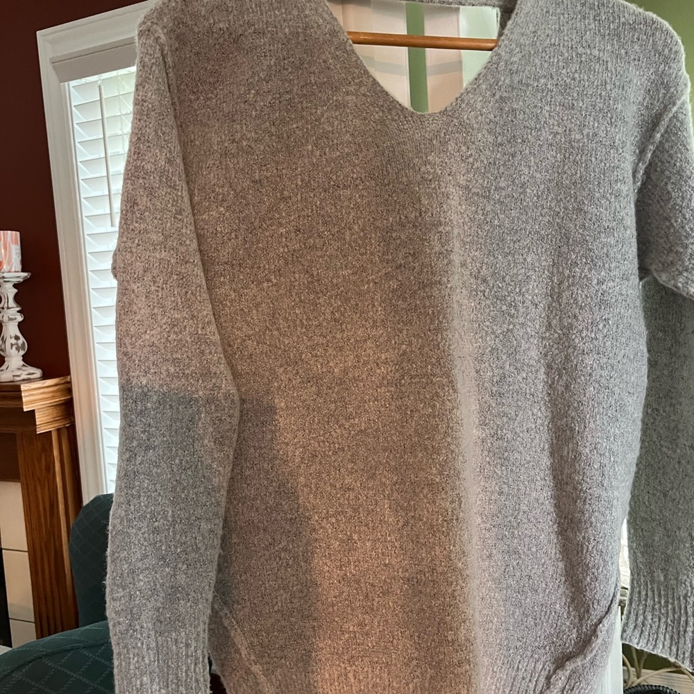 Elegant Women's V-Neck Sweater in Gray